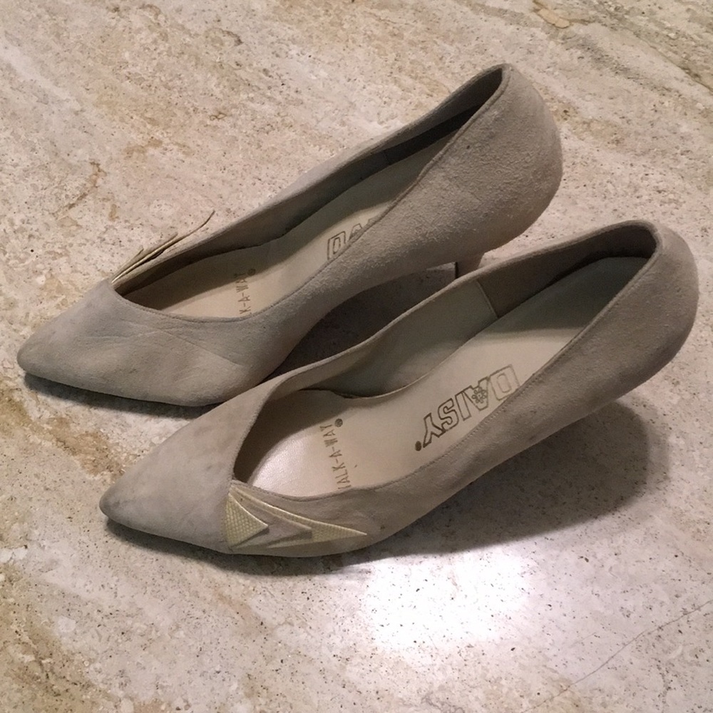 Vintage Daisy Walk-a-way beige suede heels